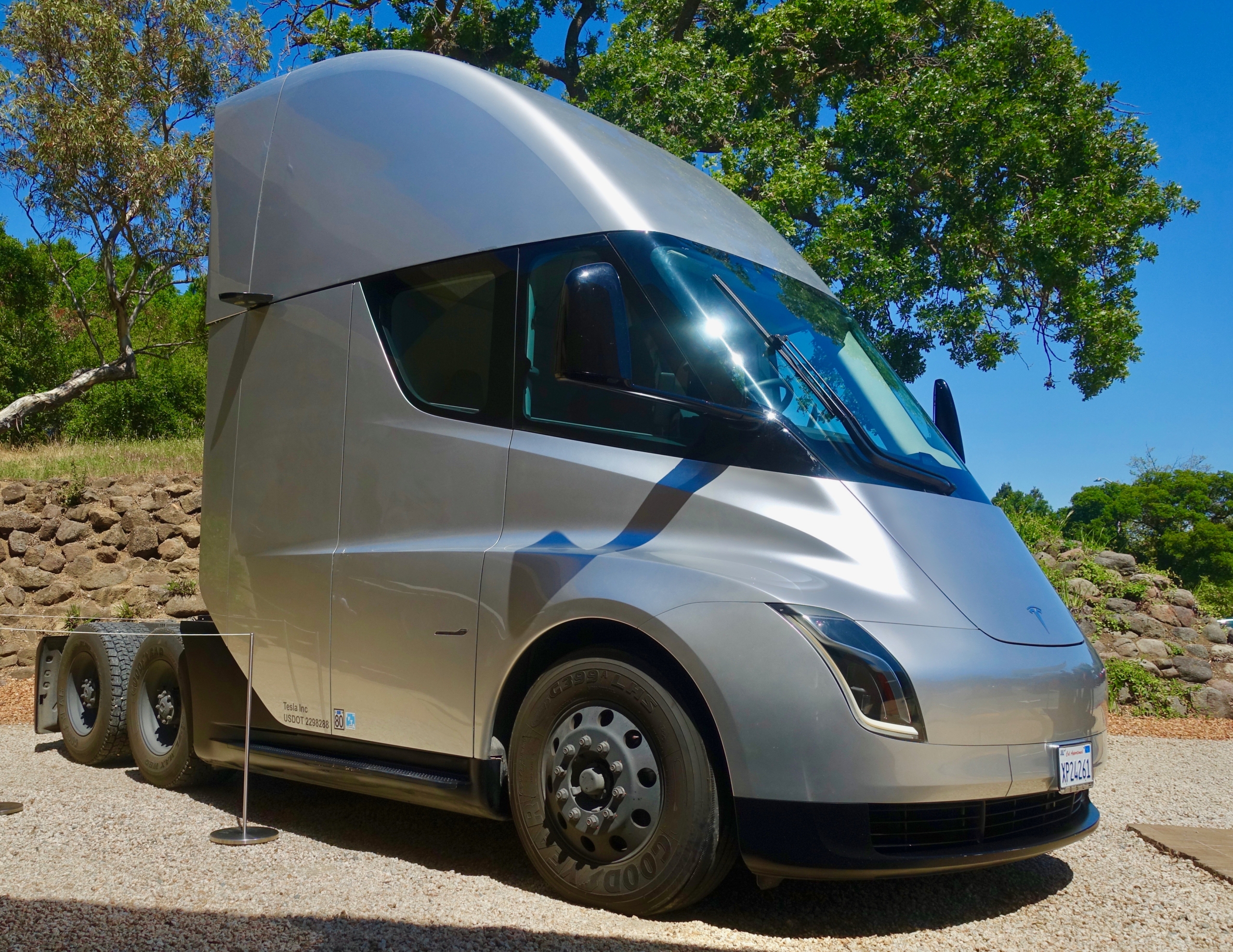 Picture of a silver Tesla Semi-Truck